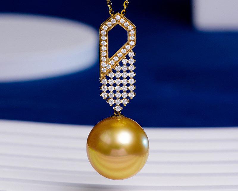18Kゴールドネックレスにセットされたルミナ13～14mm南洋ゴールドビーズペンダント。天然の純粋な色合い。高品質で光沢のあるエ 57,540円