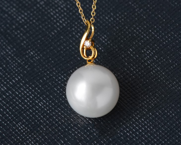ルミナ13～14mm天然ホワイト南洋真珠ネックレス。18Kゴールドの音符ペンダント付き。ファッショナブルで汎用性の高いデザイン。