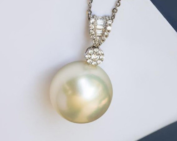 13～14mm天然ホワイト南洋真珠ネックレス（ルミナ）と18Kゴールドペンダント。ラグジュアリーでスタイリッシュ、そして万能でエ
