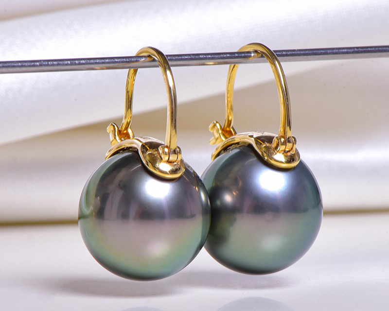 12～14mmタヒチ産天然黒蝶真珠のルミナイヤリング（18Kゴールド）。スタイリッシュで汎用性が高く、エレガントなデザインのバケ