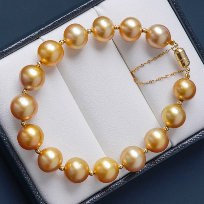 ルミナ9～10mm南洋ゴールドパールブレスレット。18Kゴールドのマグネット留めデザイン。無染色で高輝度のパールを使用。軽量で用