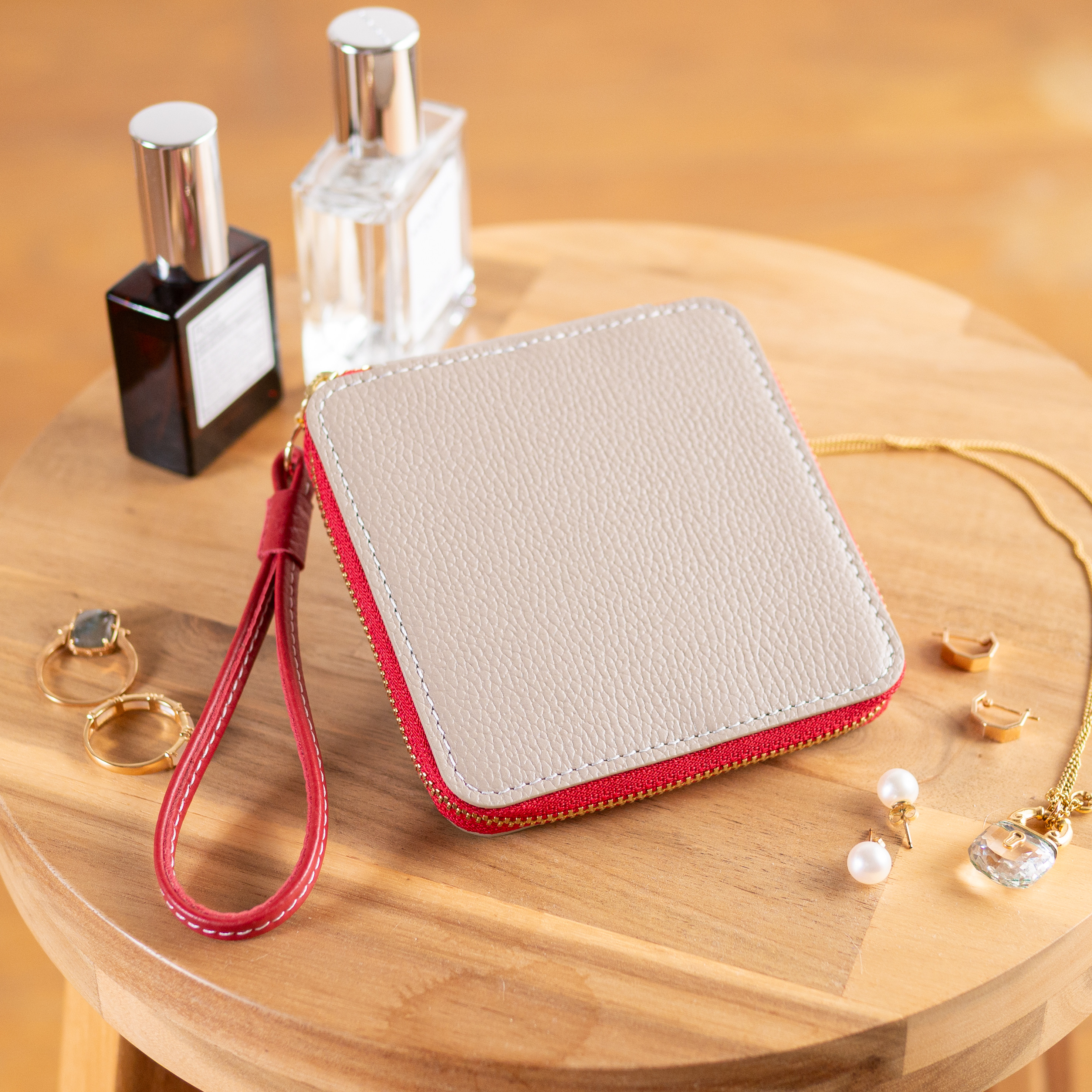 本革　ストラップアクセサリーポーチ（グレージュ＆レッド） 5,125円