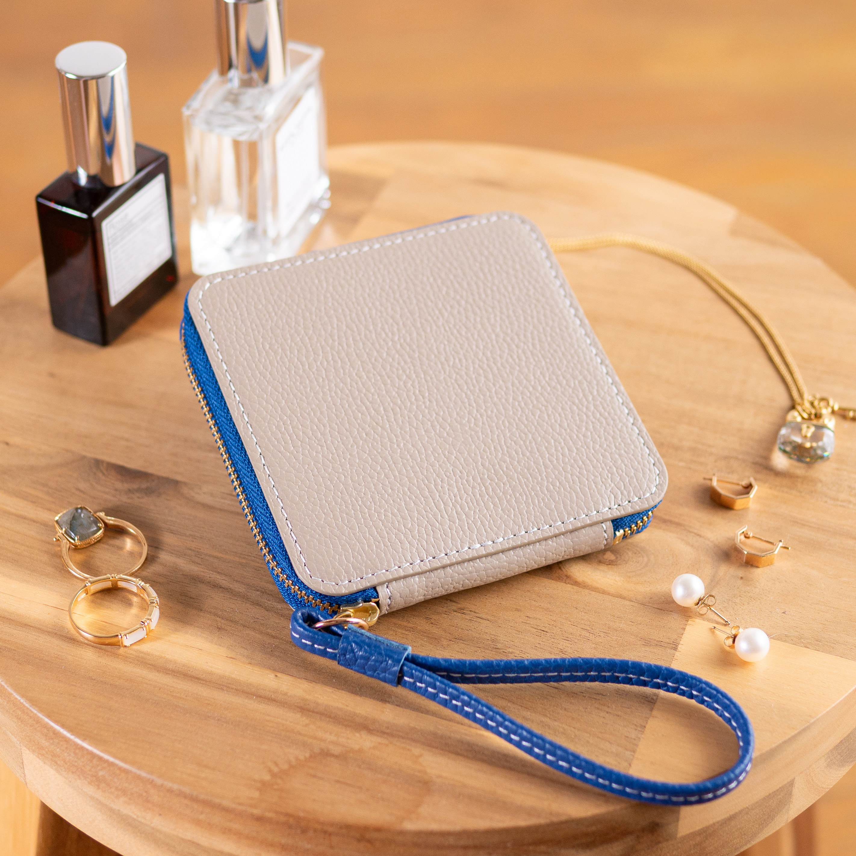 本革　ストラップアクセサリーポーチ（グレージュ＆ブルー）