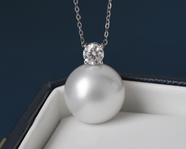 ルミナ14～15mm天然ホワイト南洋真珠ネックレス（18Kゴールド）。クラシックなプリンセスペンダント。エレガントでスタイリッシ