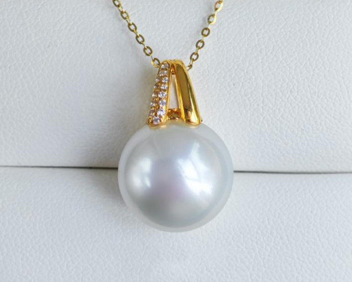 ルミナ14～16mm天然南洋白蝶真珠ネックレス。18金ゴールドペンダント付き。完璧なラウンドシェイプとクールホワイトの輝きが魅力