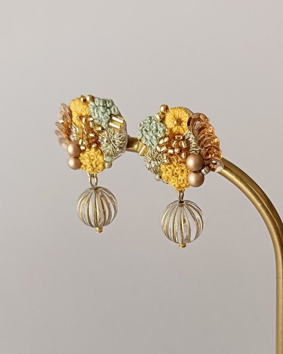 【木漏れ日】 刺繍耳飾り　秋に着けたいピアス・イヤリング 4枚目の画像