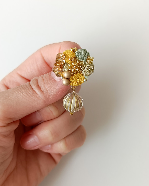 【木漏れ日】 刺繍耳飾り　秋に着けたいピアス・イヤリング 7枚目の画像