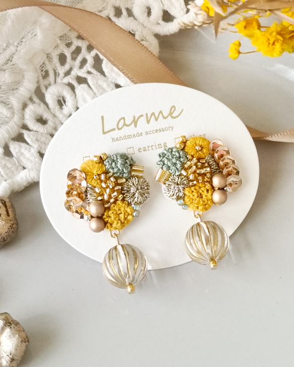 【木漏れ日】 刺繍耳飾り　秋に着けたいピアス・イヤリング 2枚目の画像