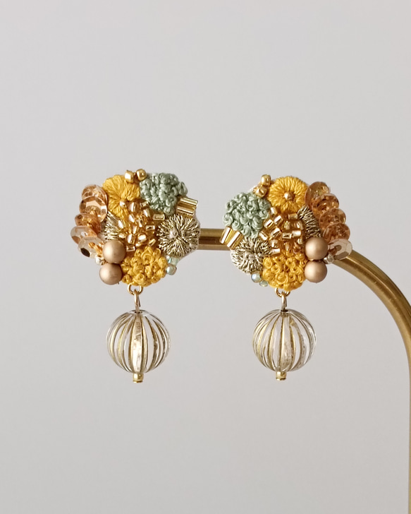 【木漏れ日】 刺繍耳飾り　秋に着けたいピアス・イヤリング 3枚目の画像