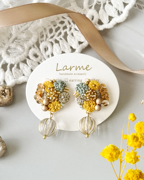 【木漏れ日】 刺繍耳飾り　秋に着けたいピアス・イヤリング 1枚目の画像