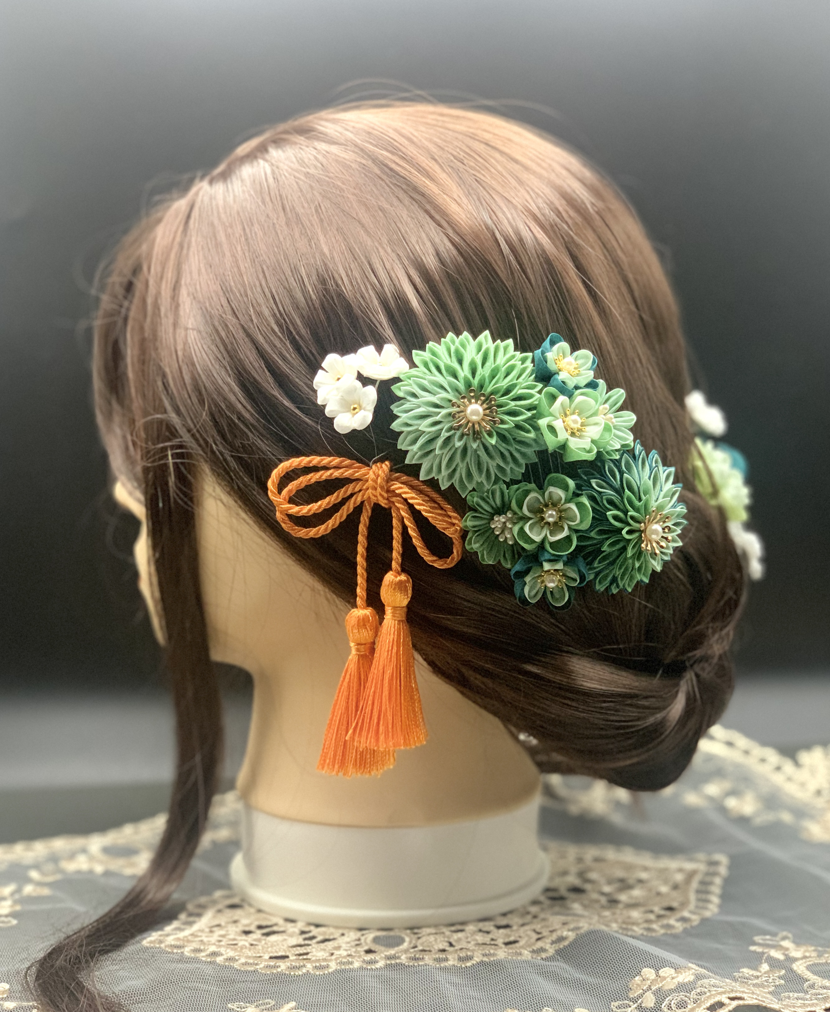 つまみ細工　髪飾り　正絹　梅　タッセル 緑×白×オレンジ｜成人式髪飾り　振袖　卒業式　袴 髪飾り　七五三　結婚式　和装