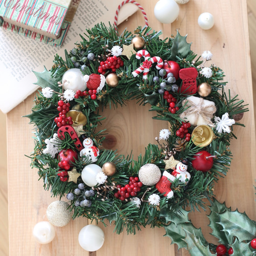 クリスマスオーナメントたっぷりアーティフィシャルフラワークリスマス