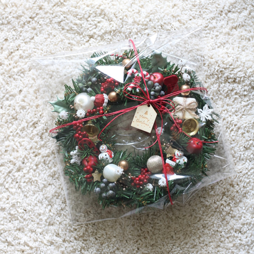 クリスマスオーナメントたっぷりアーティフィシャルフラワークリスマス