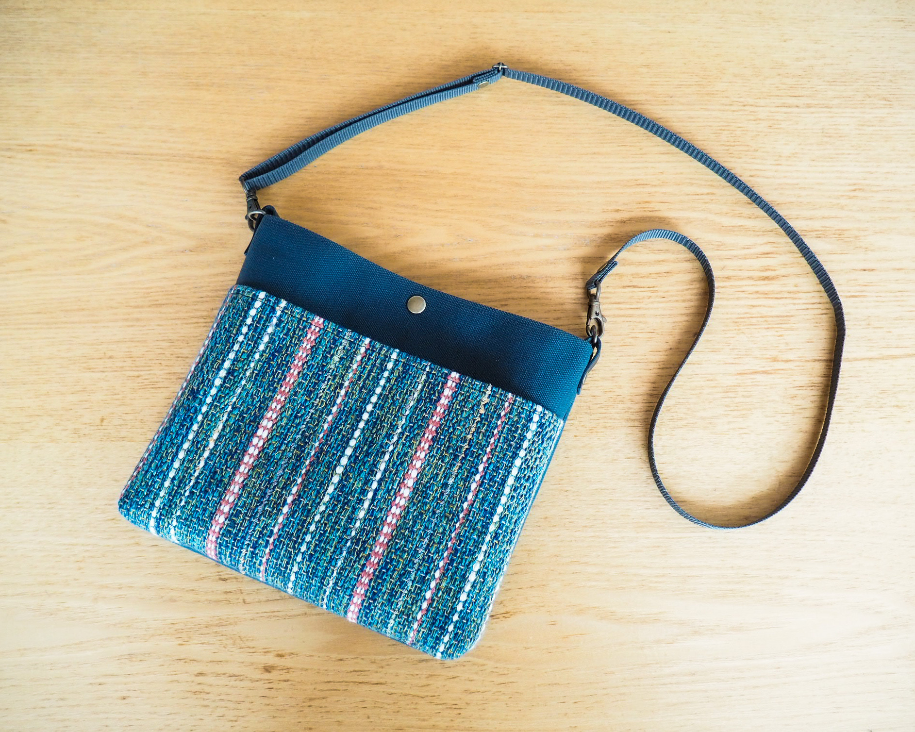 秋色ミックスツイード調手織り布のサコッシュ（藍色）