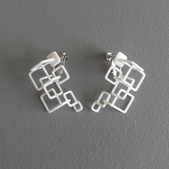 クアドラ　ピアス・イヤリング　白 2枚目の画像