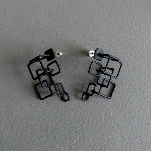 クアドラ　ピアス・イヤリング　黒 2枚目の画像
