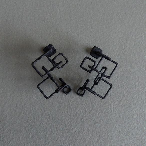 クアドラ　ピアス・イヤリング　黒 1枚目の画像