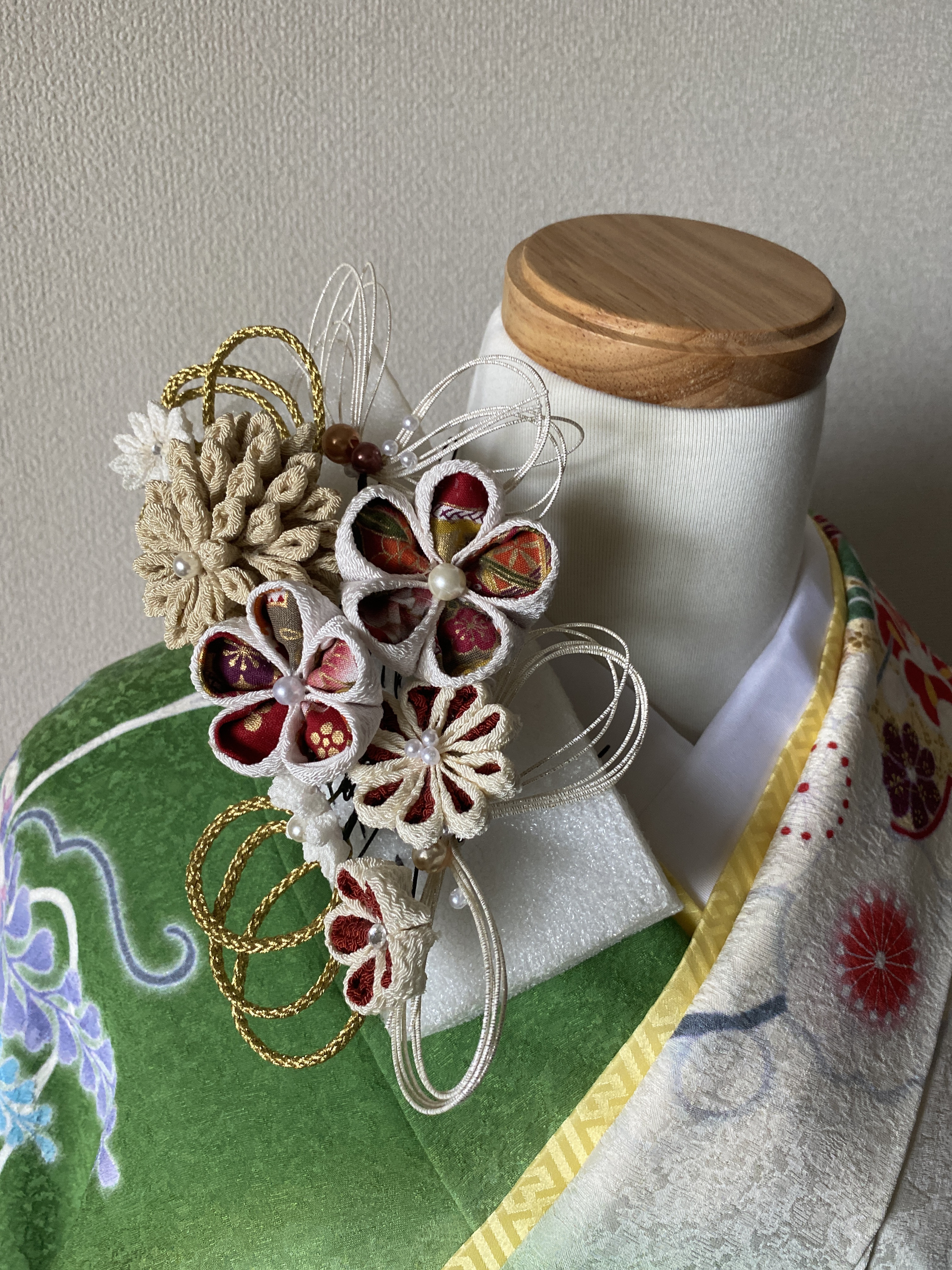 つまみ細工髪飾り　成人式　卒業式　七五三　着物　くすみカラー　流行　　水引　ベージュしばり　差し色赤