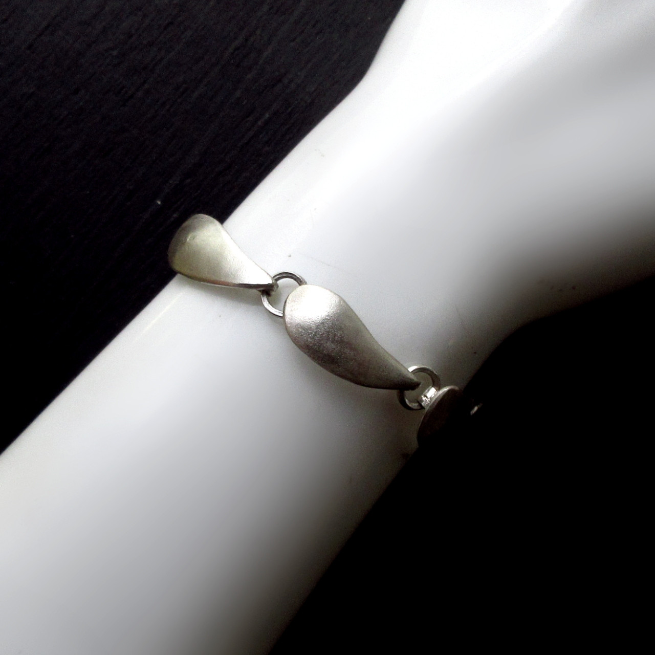 シルバーブレス・チョーカーとおそろいのシンプルデザイン