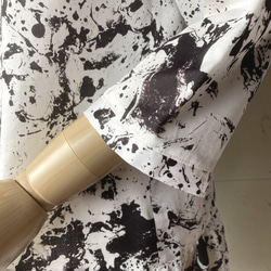 オフ白×黒のコットンローン　七分袖ローウエスト・ペプラムロングブラウス　11号　着丈80 8枚目の画像