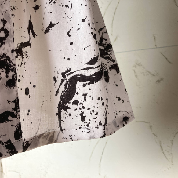 オフ白×黒のコットンローン　七分袖ローウエスト・ペプラムロングブラウス　11号　着丈80 9枚目の画像