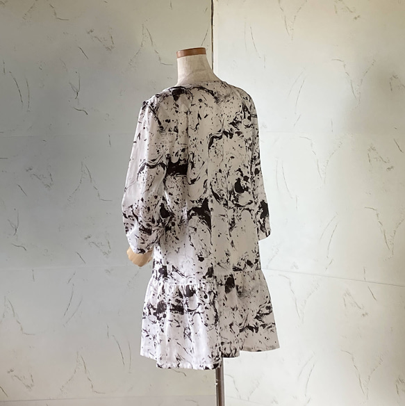 オフ白×黒のコットンローン　七分袖ローウエスト・ペプラムロングブラウス　11号　着丈80 4枚目の画像