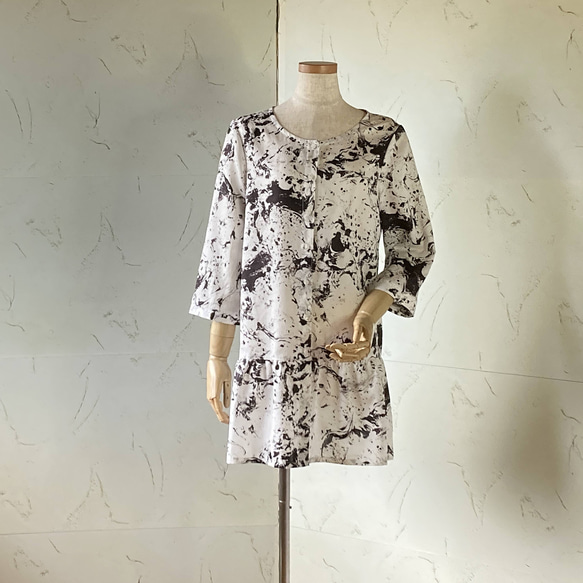 オフ白×黒のコットンローン　七分袖ローウエスト・ペプラムロングブラウス　11号　着丈80 2枚目の画像