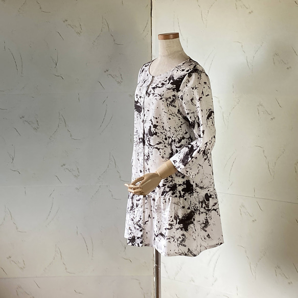 オフ白×黒のコットンローン　七分袖ローウエスト・ペプラムロングブラウス　11号　着丈80 1枚目の画像