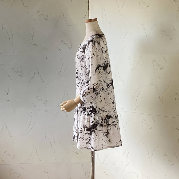 オフ白×黒のコットンローン　七分袖ローウエスト・ペプラムロングブラウス　11号　着丈80 3枚目の画像