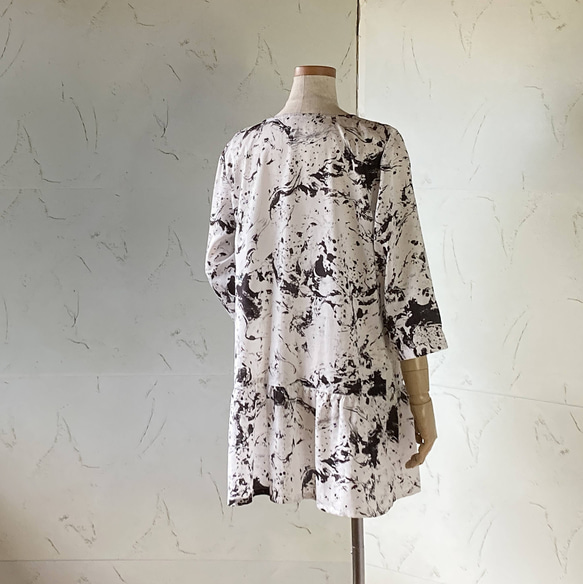 オフ白×黒のコットンローン　七分袖ローウエスト・ペプラムロングブラウス　11号　着丈80 5枚目の画像