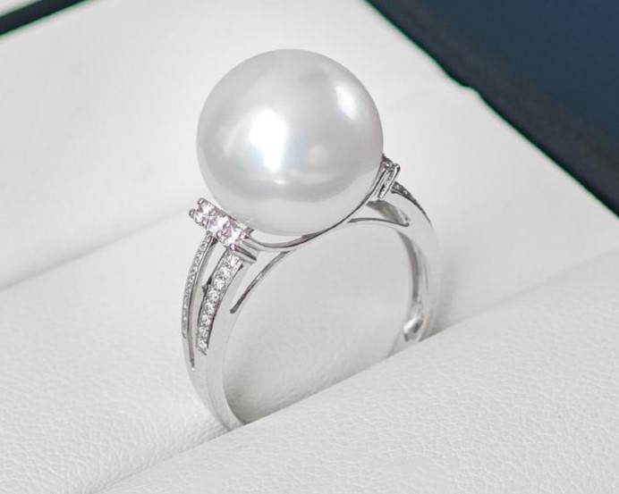 ルミナ12～13mm天然ホワイト南洋真珠リング。18Kゴールドの太いバンド付き。クールホワイトの高光沢。高級感、ファッショナブル