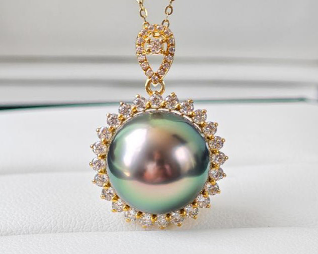 ルミナ14-15mmタヒチ産天然海水黒蝶真珠ネックレス。ピーコックグリーンの18Kゴールド製ひまわりペンダント付き。エレガントで