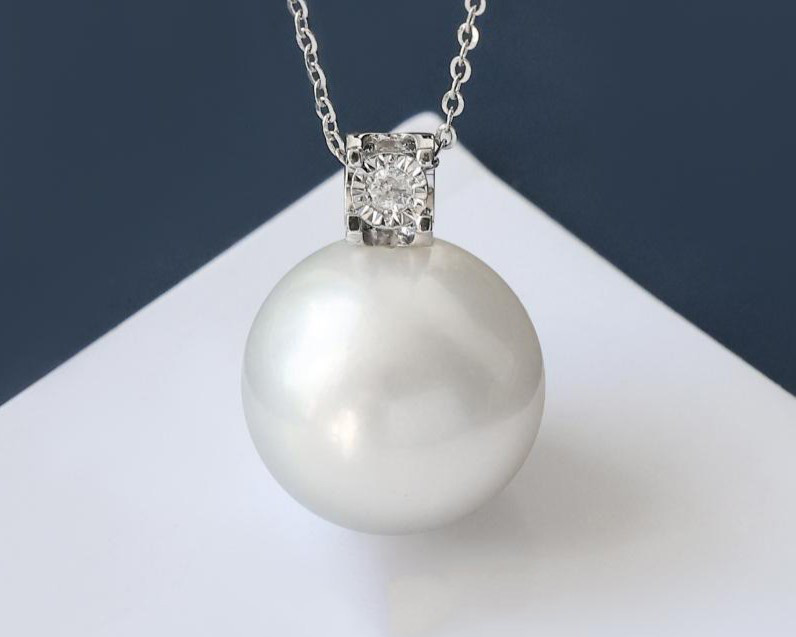 ルミナ14～15mm天然ホワイト南洋真珠ネックレス（18Kゴールドペンダント付き）。豪華でクラシックなデザイン。エレガントでスタ