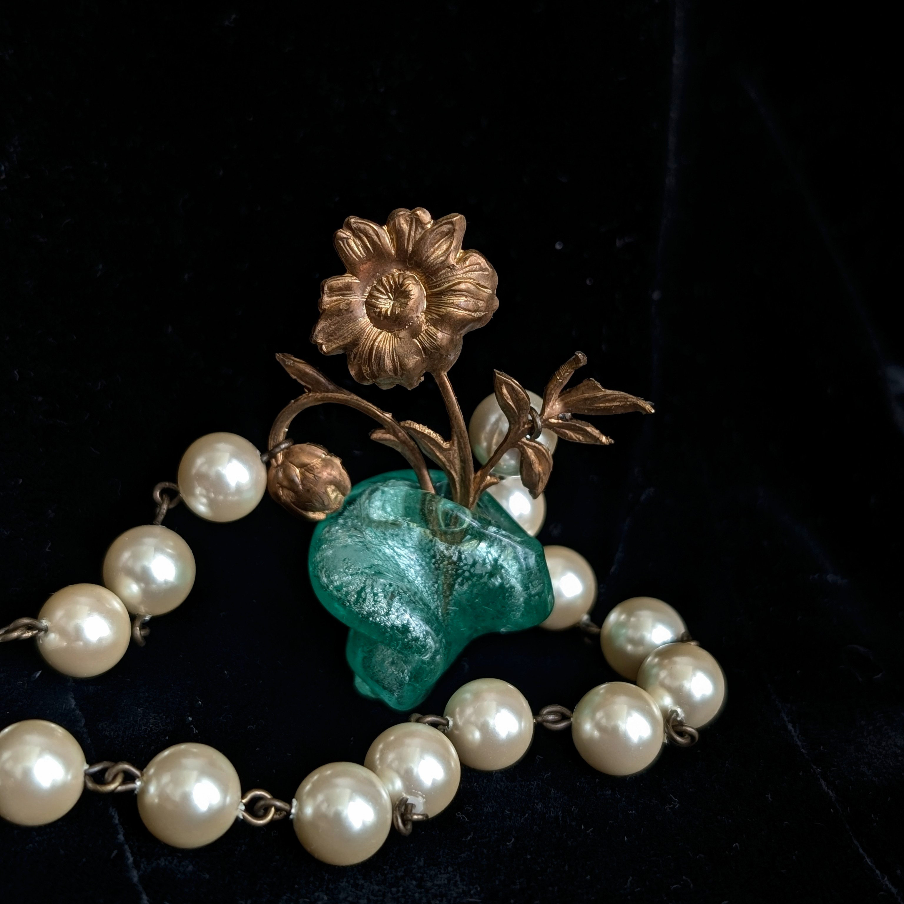 Vase｜エメラルドの花瓶に微睡む花とパールのヴィンテージネックレス