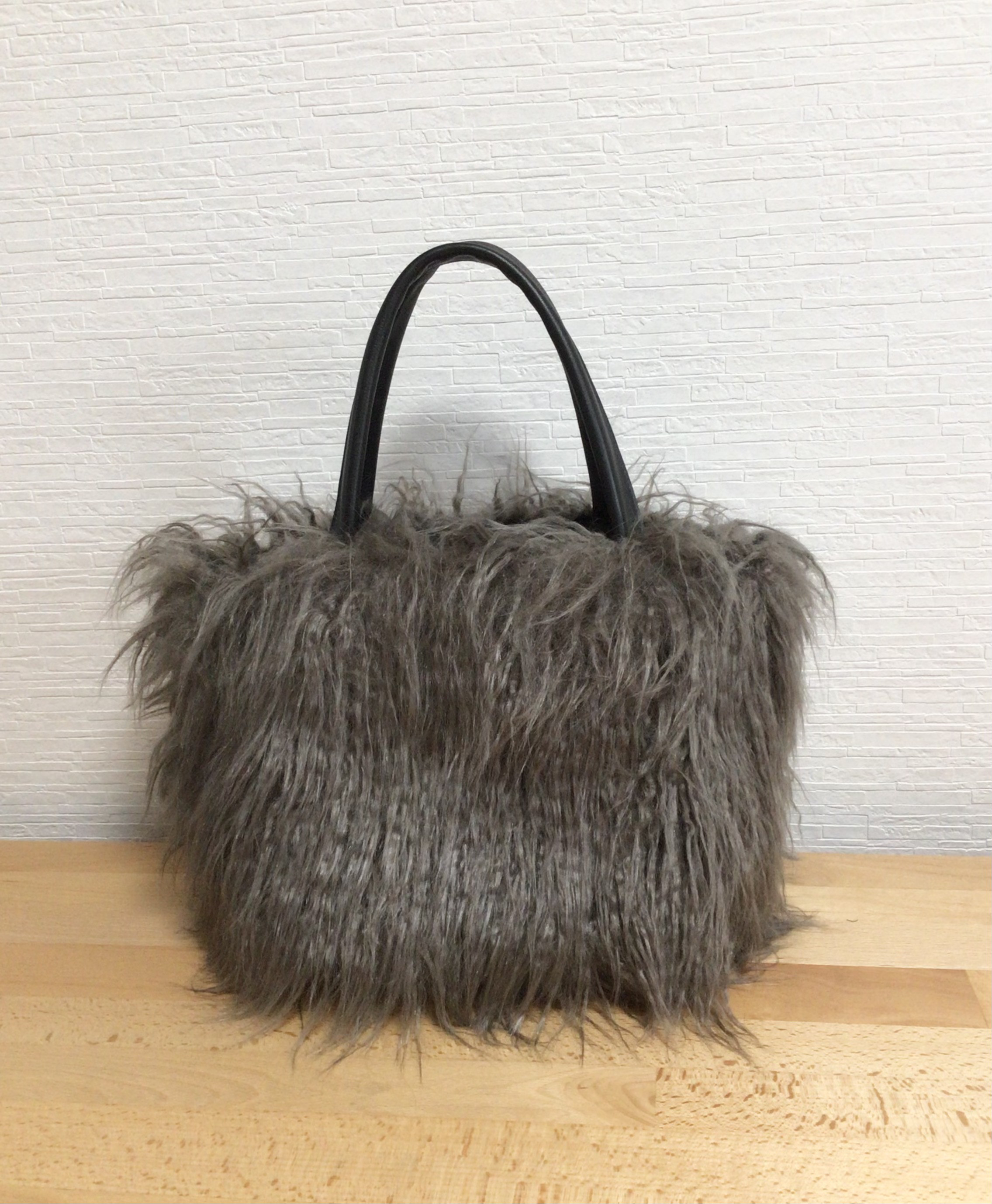 グレー色　フェイクファーバッグ