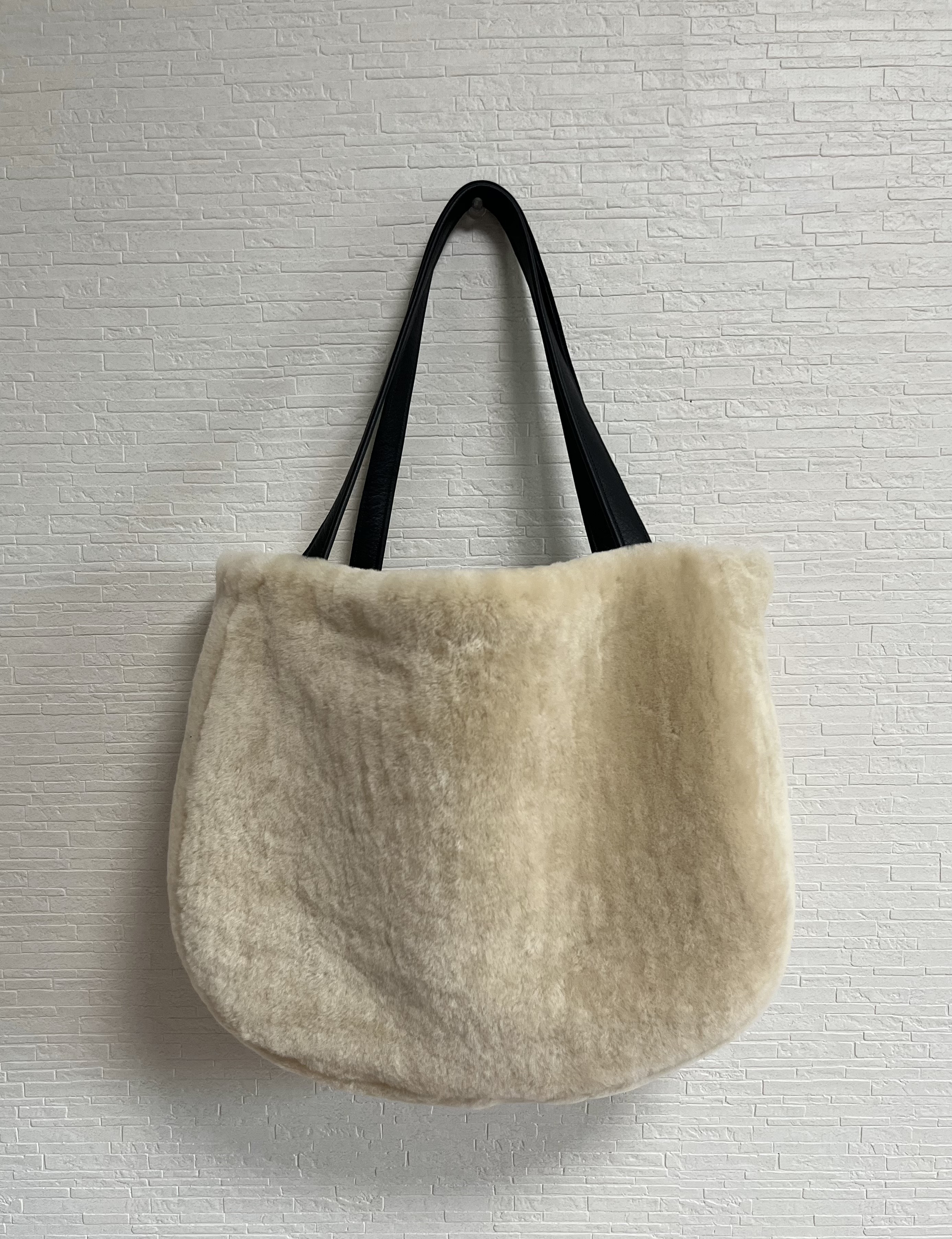 アイボリー色　ムートン毛皮バッグ