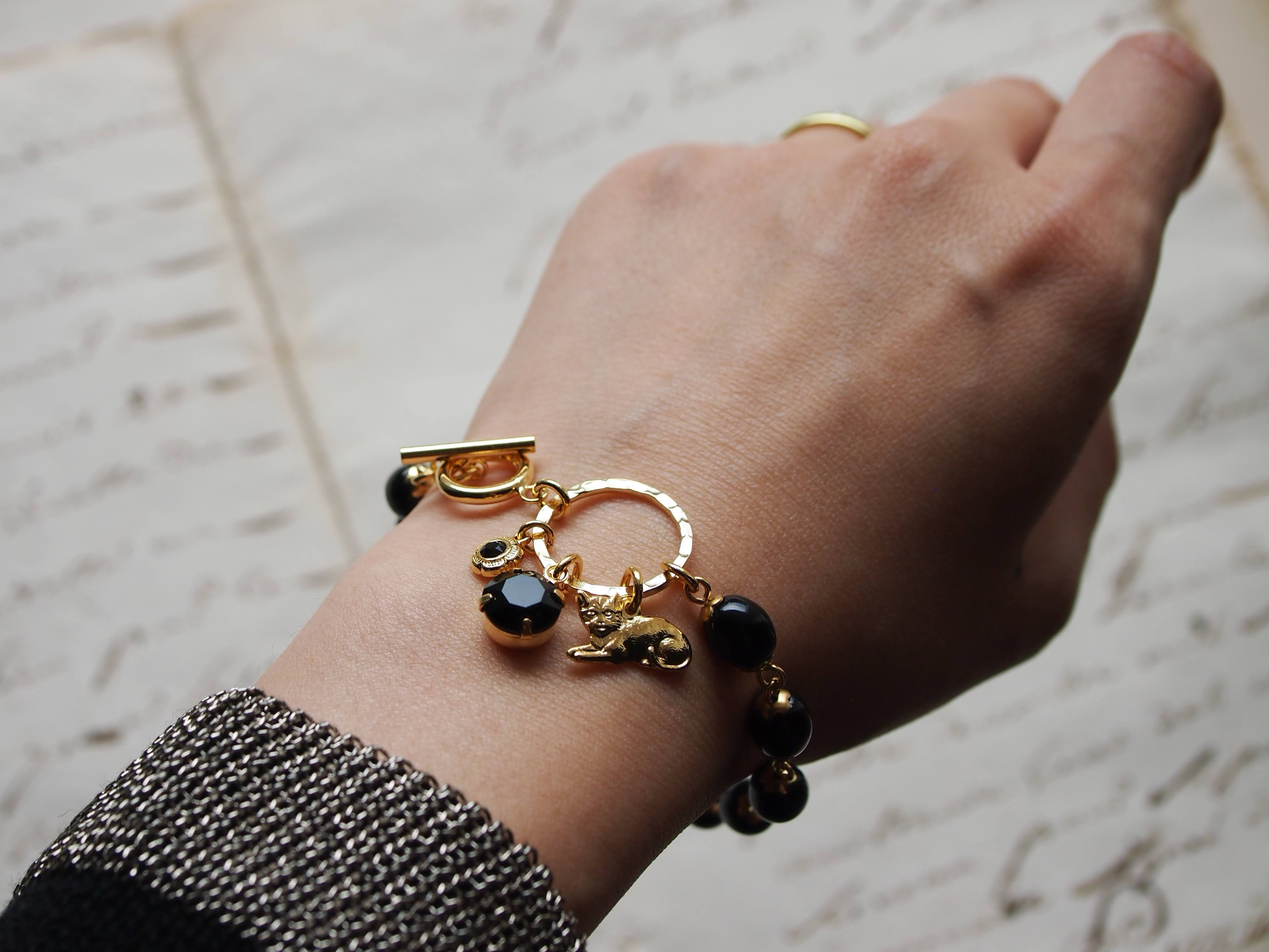 ドイツヴィンテージガラスとチャーム付きブレスレット