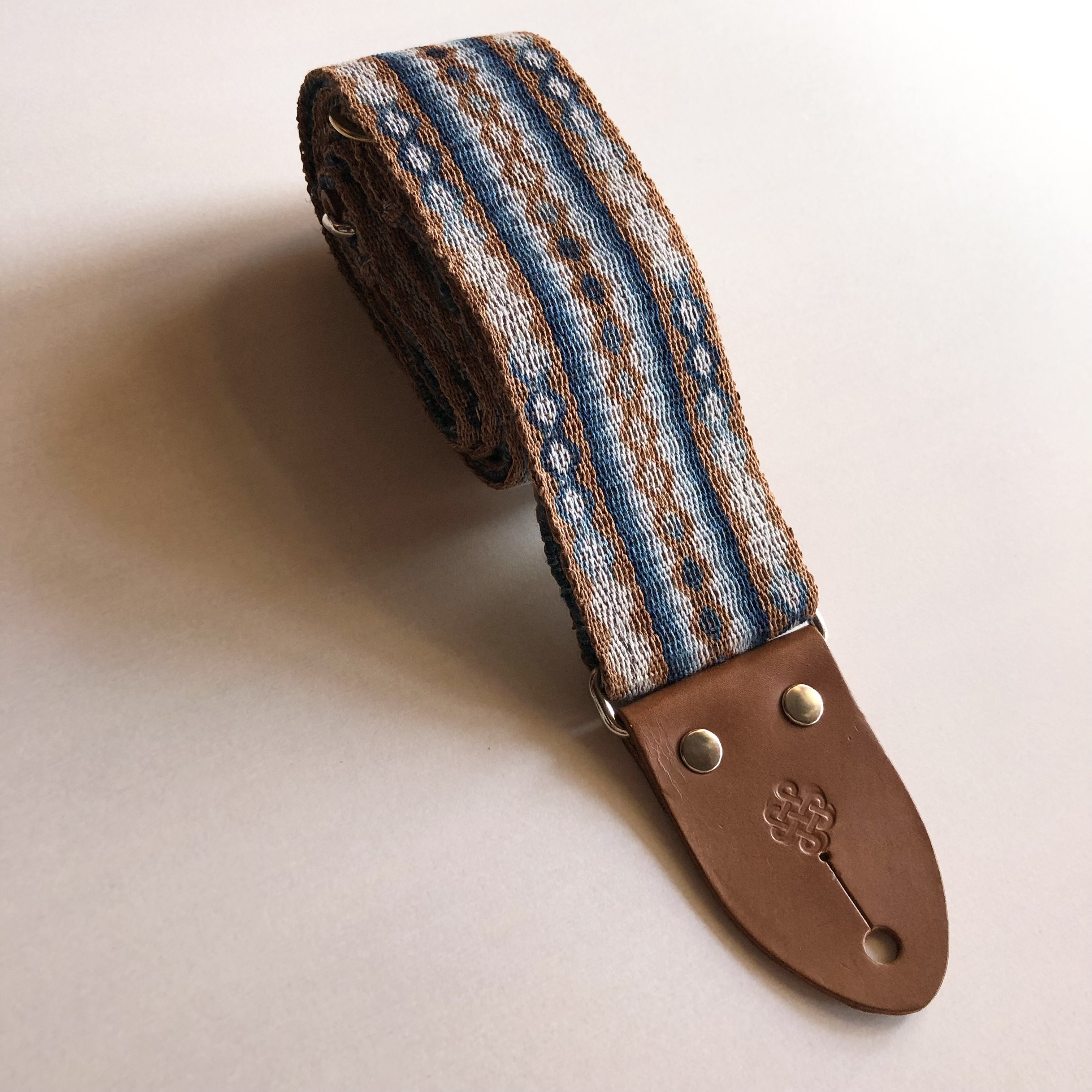 ギターストラップ/手織り/本建て正藍染と柿渋染/バンブー/麻