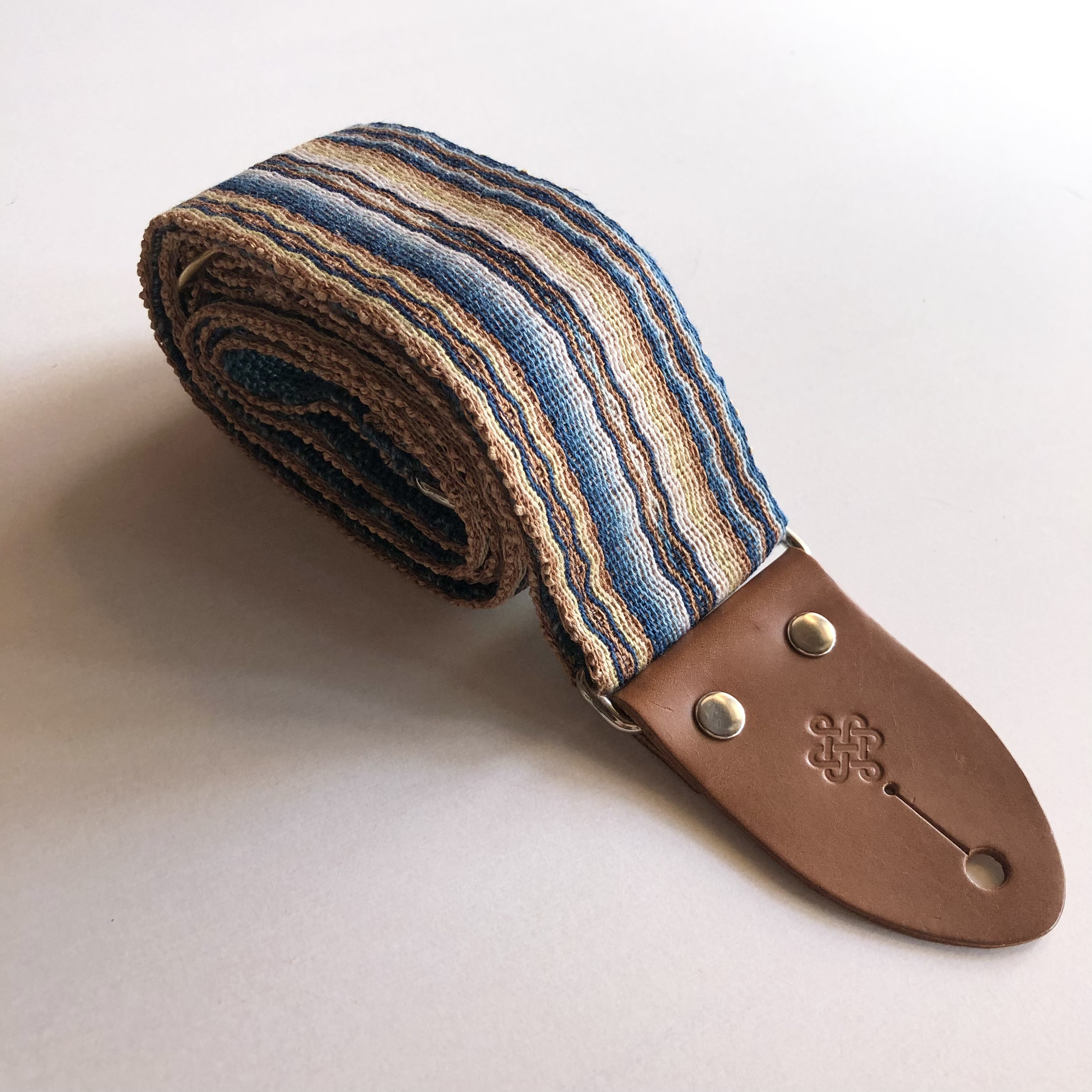 ギターストラップ/手織り/本建て正藍染と柿渋染/バンブー/麻
