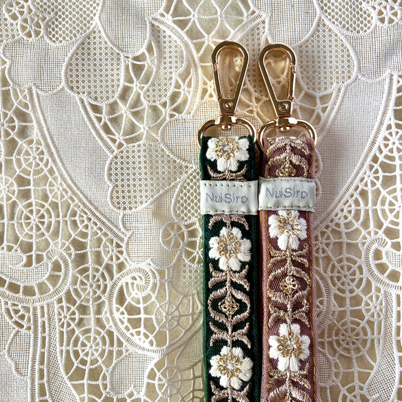 【持ちやすくて可愛いお手元】インド刺繍のスマホストラップ☆Aasthaアースター／ハンドストラップ・携帯ストラップ 10枚目の画像