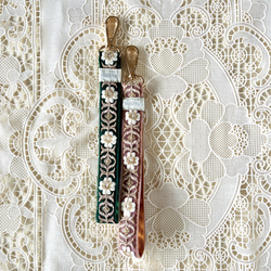 【持ちやすくて可愛いお手元】インド刺繍のスマホストラップ☆Aasthaアースター／ハンドストラップ・携帯ストラップ 11枚目の画像