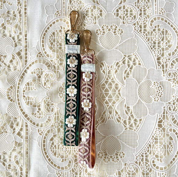 【持ちやすくて可愛いお手元】インド刺繍のスマホストラップ☆Aasthaアースター／ハンドストラップ・携帯ストラップ 11枚目の画像