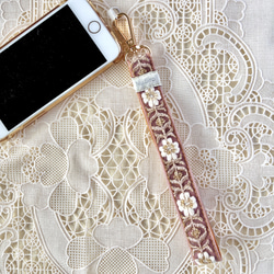 【持ちやすくて可愛いお手元】インド刺繍のスマホストラップ☆Aasthaアースター／ハンドストラップ・携帯ストラップ 3枚目の画像