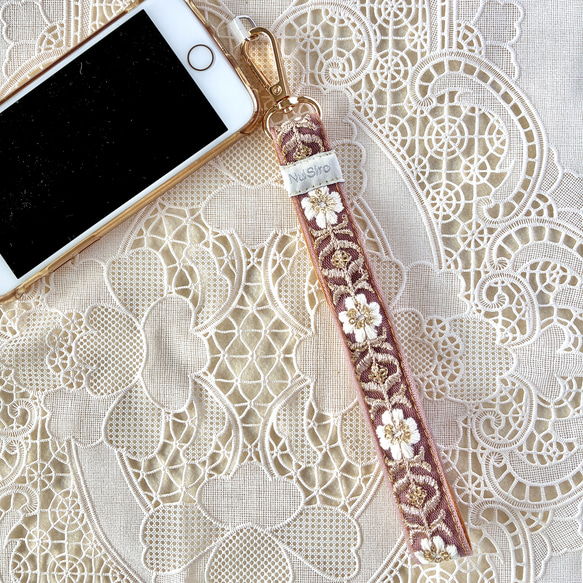 【持ちやすくて可愛いお手元】インド刺繍のスマホストラップ☆Aasthaアースター／ハンドストラップ・携帯ストラップ 3枚目の画像