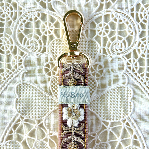 【持ちやすくて可愛いお手元】インド刺繍のスマホストラップ☆Aasthaアースター／ハンドストラップ・携帯ストラップ 4枚目の画像