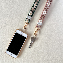 【持ちやすくて可愛いお手元】インド刺繍のスマホストラップ☆Aasthaアースター／ハンドストラップ・携帯ストラップ 12枚目の画像