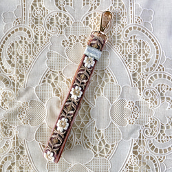 【持ちやすくて可愛いお手元】インド刺繍のスマホストラップ☆Aasthaアースター／ハンドストラップ・携帯ストラップ 2枚目の画像