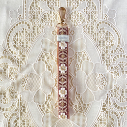 【持ちやすくて可愛いお手元】インド刺繍のスマホストラップ☆Aasthaアースター／ハンドストラップ・携帯ストラップ 1枚目の画像