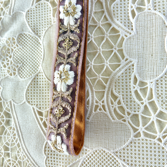 【持ちやすくて可愛いお手元】インド刺繍のスマホストラップ☆Aasthaアースター／ハンドストラップ・携帯ストラップ 5枚目の画像