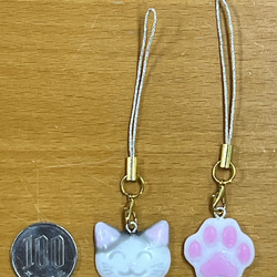 笑う白黒のハチワレ猫の顔と足裏のふストラップ#2(レジン液作品